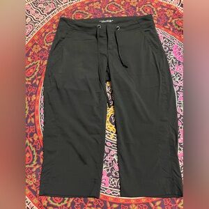 Columbia Shorts Women’s Size 4 Black Omni-Shield Hiking Outdoor Stretch Bermuda